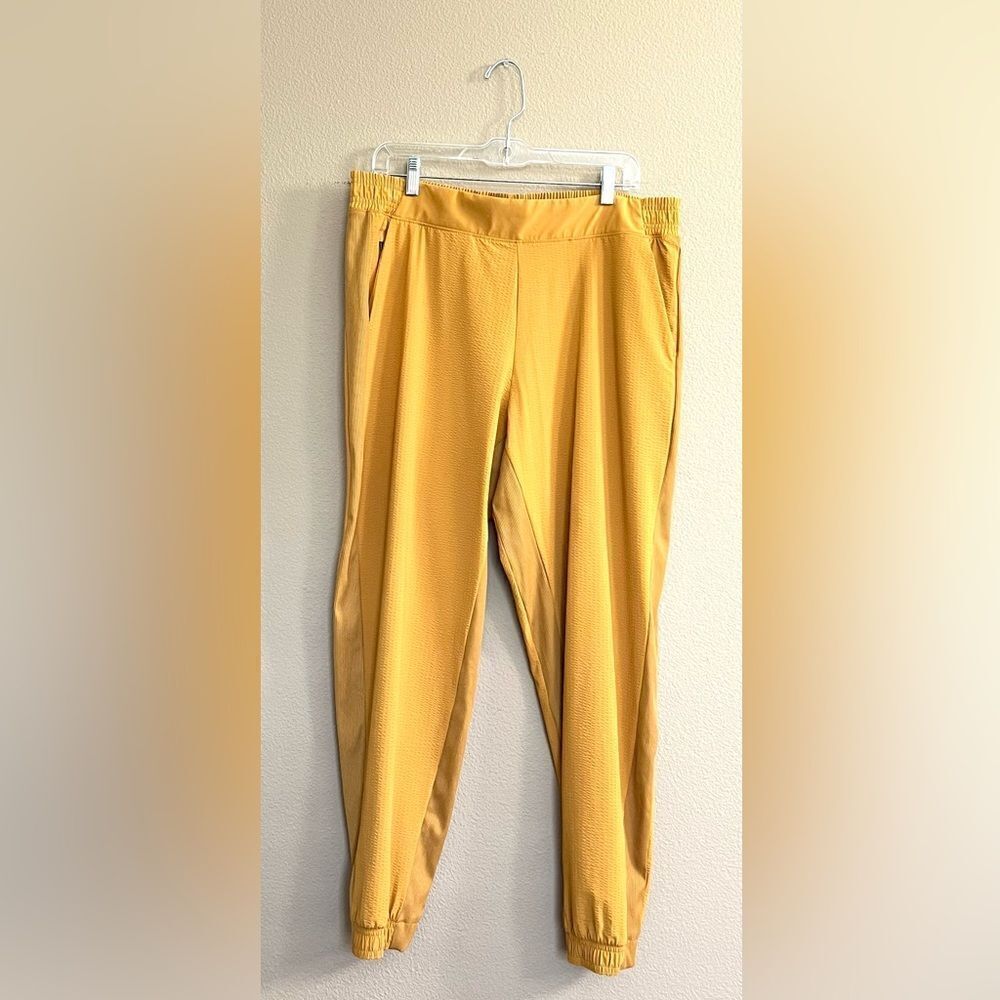 Athleta Textured Brooklyn Joggers in Tuscan Gold - Picture 4 of 14